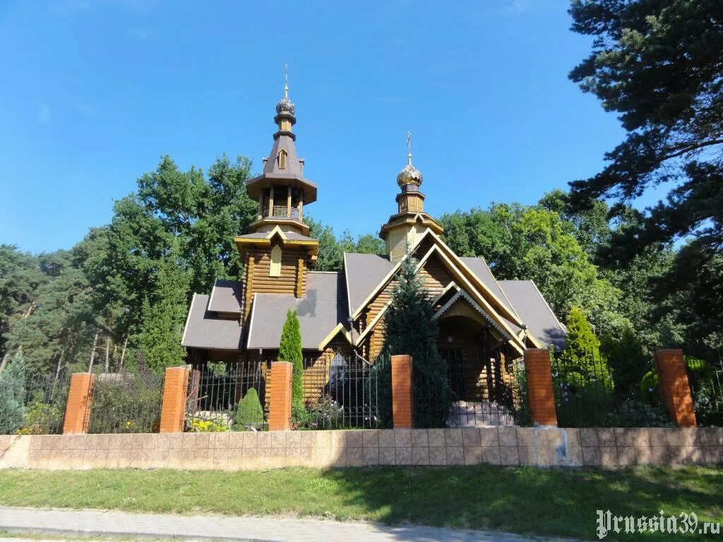 Храм береговое. Храм в Ладушкине Калининградской области. Храм Димитрия Солунского Ладушкин. Храм Святого Дмитрия Солунского г Ладушкин. Калининград храм великомученика Димитрия.