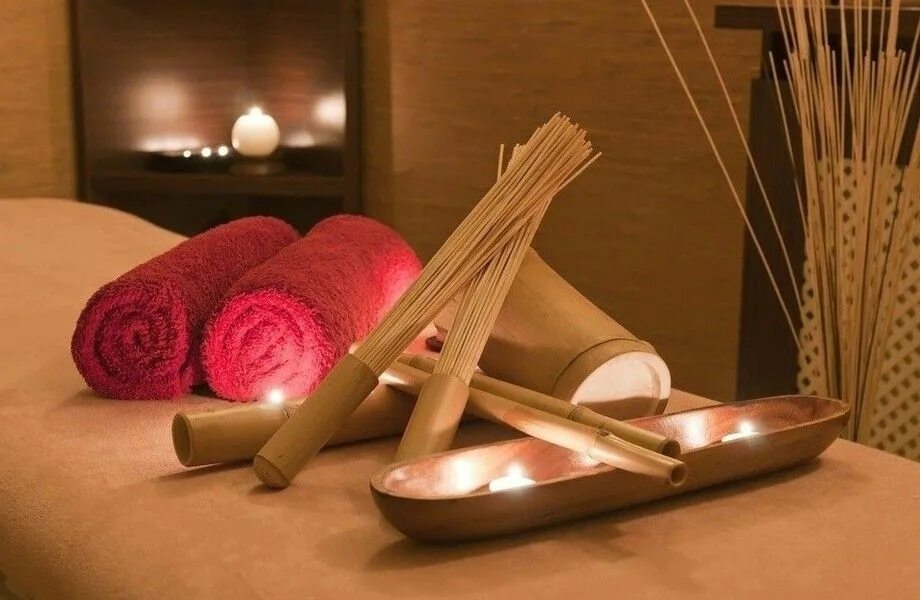 Массаж бамбуковыми палочками. Принадлежности для массажа. Бамбуковые палочки и веники для массажа. Тайский массаж бамбуковыми палочками.