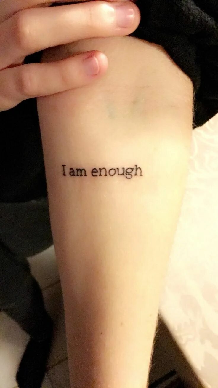 I am enough Татуировка. Маленькая тату слово. Мини тату надписи. Мини тату слова. L am enough