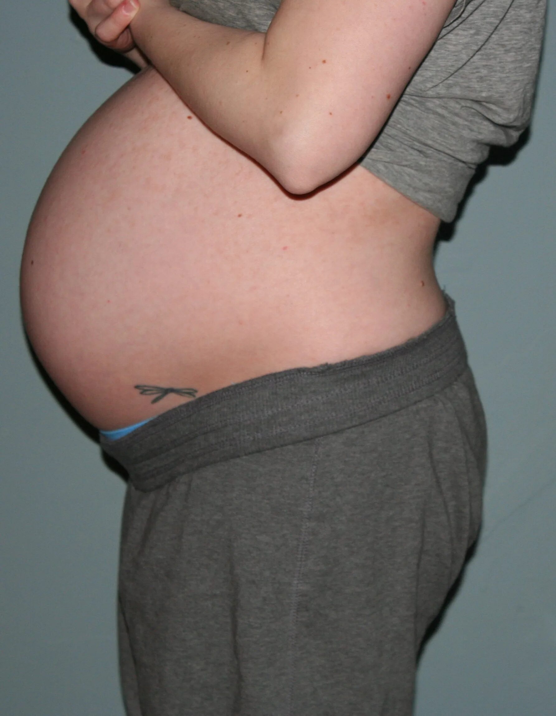 Животик в 20 недель. Животик в 20 недель. 20 недель беременности фото. 20 недель беременности зиаот. Животик в 20 недель.