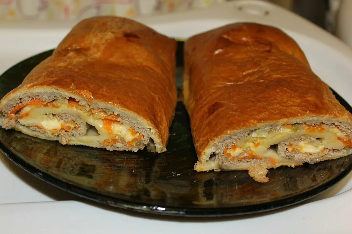 Фарш в тесте. Фарш в тесте рулет. рулет с мясом из слоеного теста. мясо в тесте рулетики. мясные рулетики в тесте.