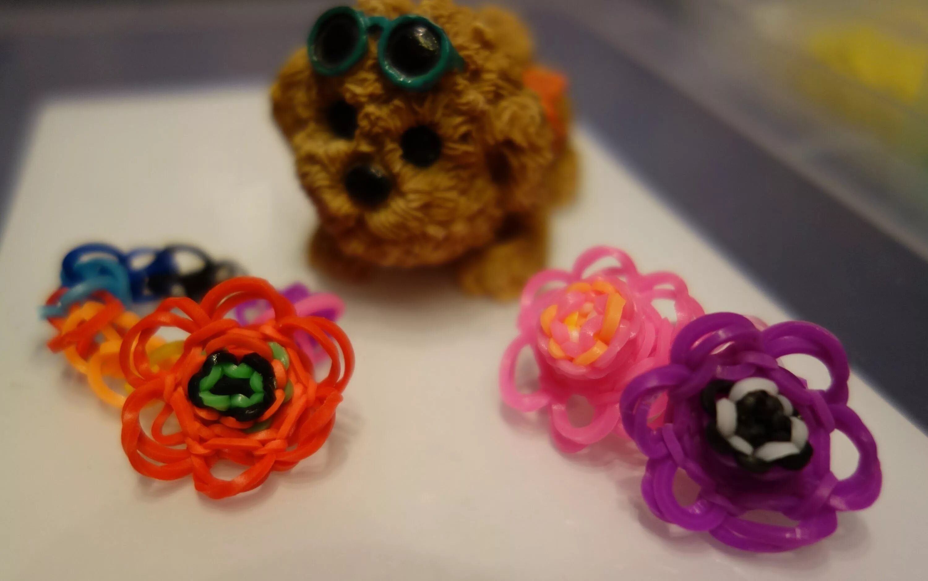 Кольцо цветок из резинок. Кольца из резинок для плетения. Колечки из резиночек. Цветок из резиночек. Кольцо из резинок.