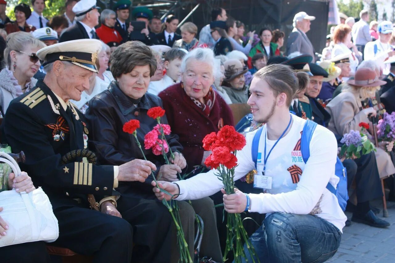 За солдатами ухаживают. Ветераны и молодежь. С днем Победы. Празднование дня Победы. Молодежь с ветеранами Великой Отечественной войны.