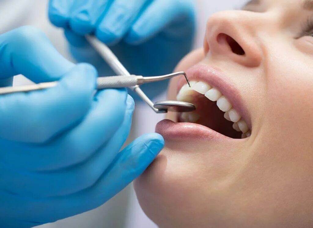 Врач который ставит зубы. Сайт стоматологии. Терапевтическая стоматология. Осмотр стоматолога. Лечение зубов.