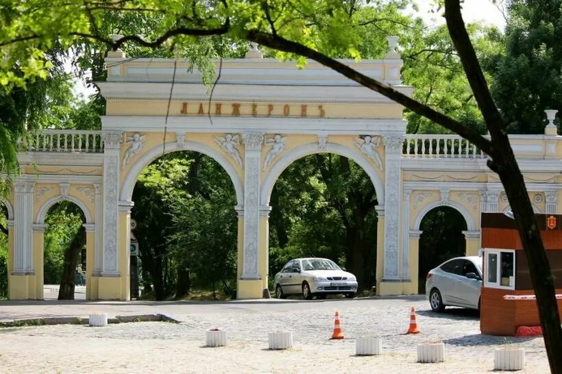 File:Шевченківський парк, пр-т Ушакова, 12–14.jpg - Wikimedia Commons