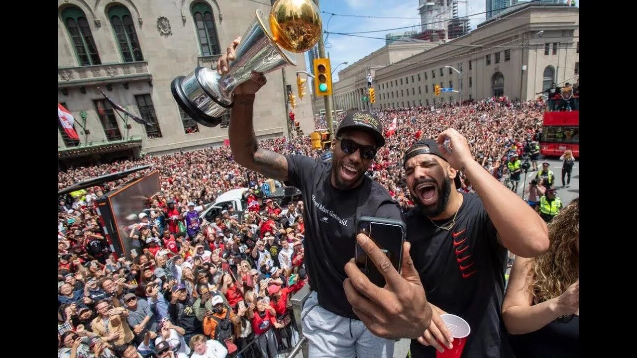 Toronto raptors fans. Kawhi leonard buzzer beater. Победный момент. Победный бросок кавая леонарда против филадельфии. Победный момент.