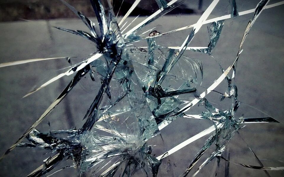 Стеклянные отходы. Звук стекла. Свалка автомобилей. Далекий разбитый. Сломанное зеркало.