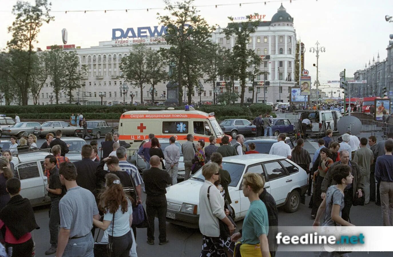 Вступила в 2000 году. Взрыв на Пушкинской в Москве 2000. Теракт 8 августа 2000 года на Пушкинской площади. Пушкинская площадь в Москве 2000 год август.