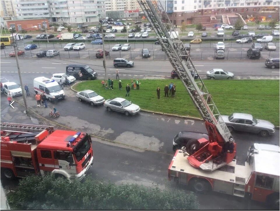 Пожар в москве сейчас на юго-западе. Пожар ленинский проспект 40. Мчс ярославль. Московский пожар. Пожар на балконе.