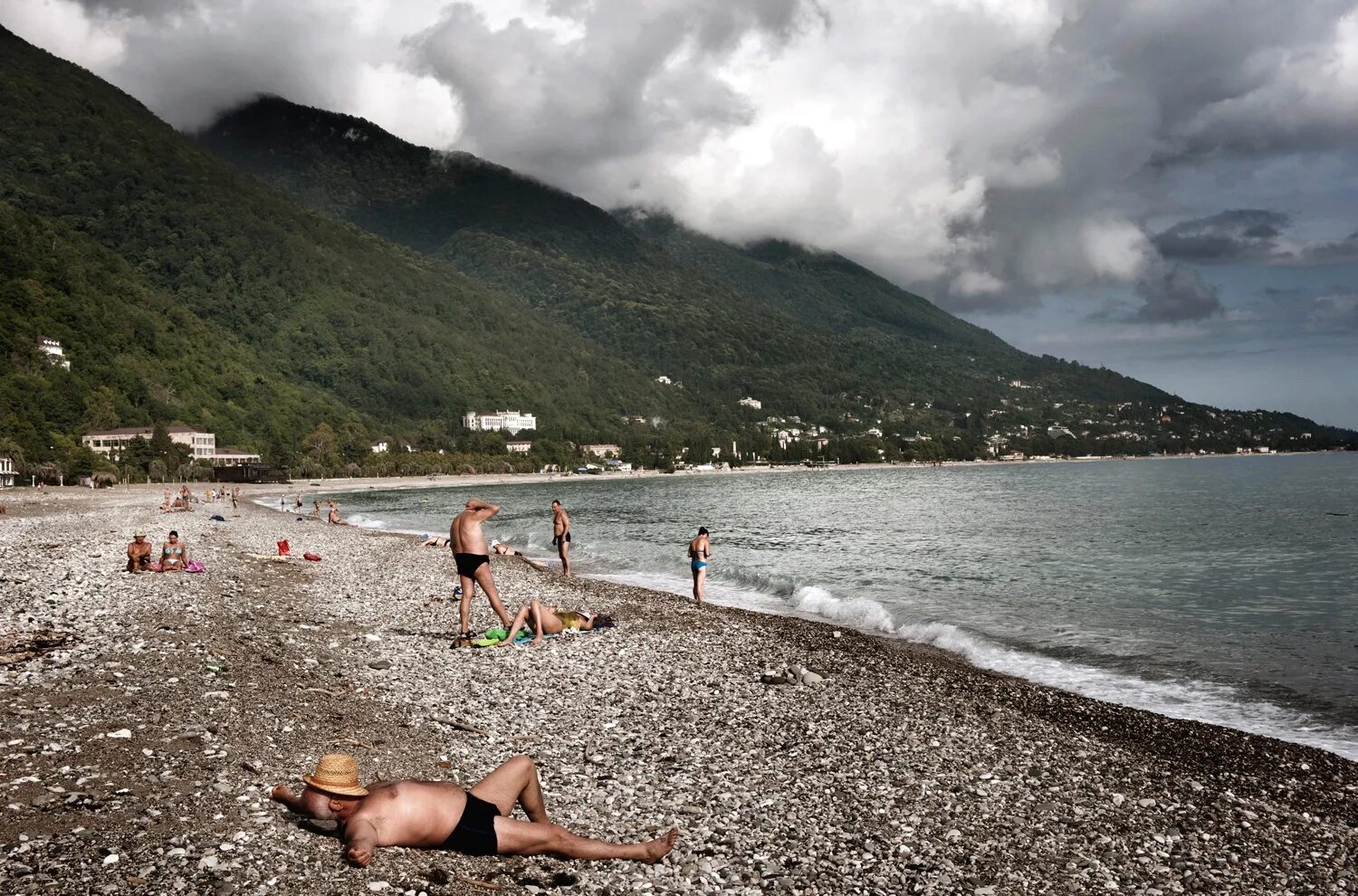 Опасно ли в абхазии. Пляж Гагра Абхазия. Пляж Гагра Абхазия 2023. Пляж Лидзава в Абхазии. Галечный пляж Абхазия.