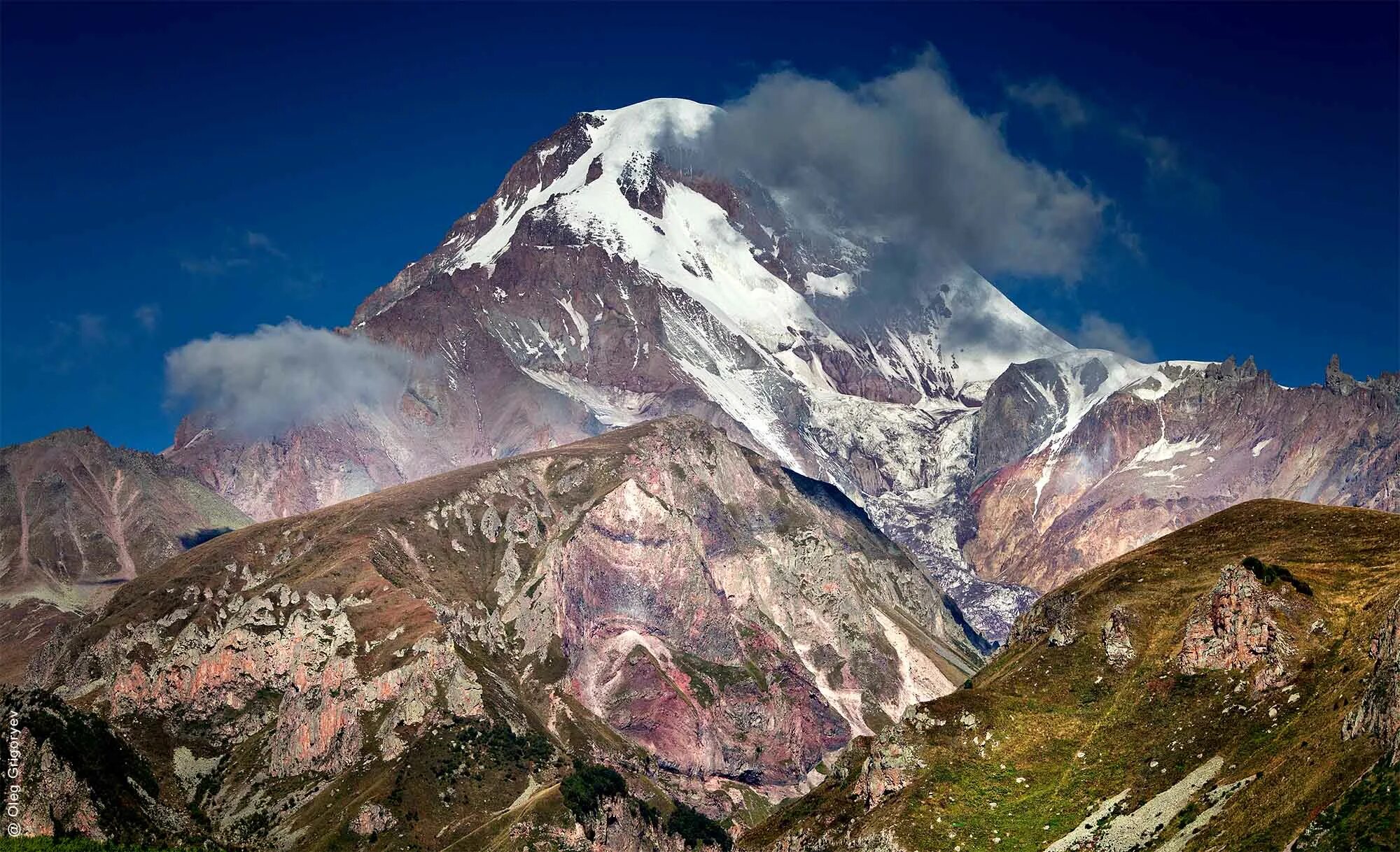 Кавказ самая высокая. Гора Казбек. Гора Казбек Грузия. Казбек кавказские горы. Горы Памир Казбек.