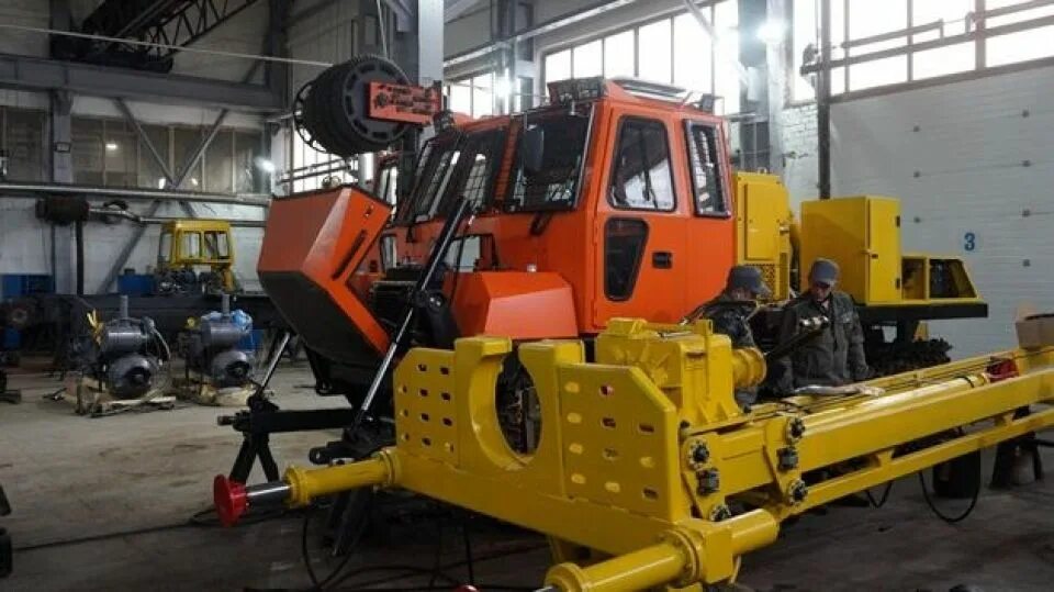 Алтайлесмаш. Трактор барнаулец гусеничный. Алтайлесмаш. Трелёвочник алтайлесмаш. Трактор тл-4 барнаулец.