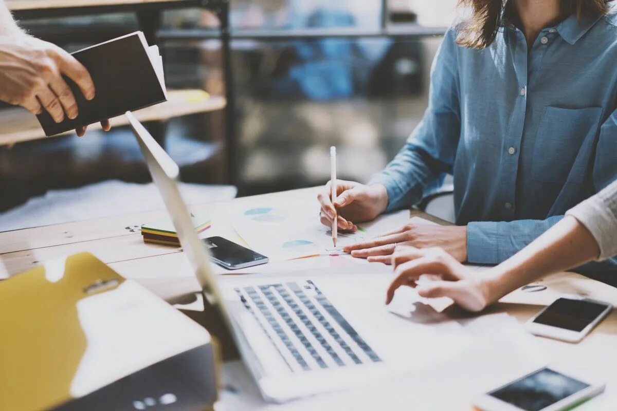 Бизнес бумаги. Руки ноутбук. Fixed assets. Registration work. Заключение договора.