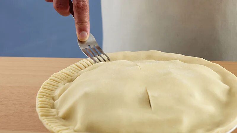 Блюда накрытые тестом. Красивый защип на пирогах. Залепляем красиво края у пирога. Красиво защипать края пирога. Красиво защипнуть пирог из дрожжевого теста.