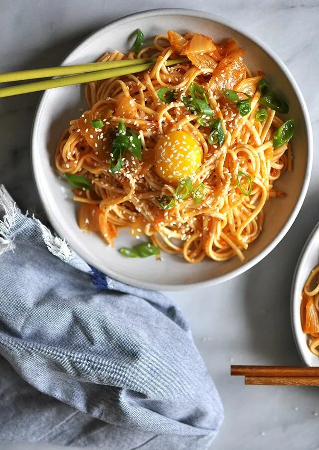 Лапша kimchi. Кимчи удон. корейская лапша кимчи рамен. лапша удон с кимчи.