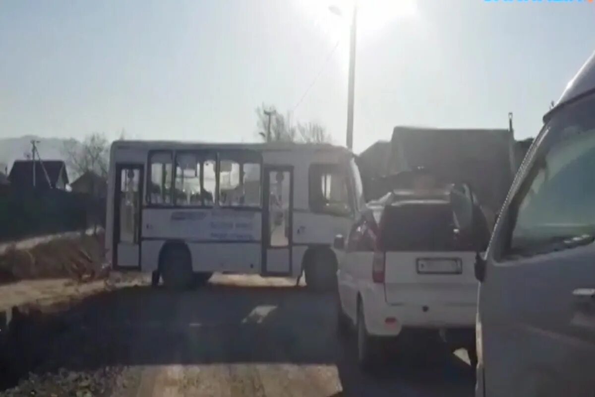 Сектор южно сахалинск. Автобус на Юг. Фото из автобуса днем. Автобус едет по улице. Автобус Сахалин рабочий.