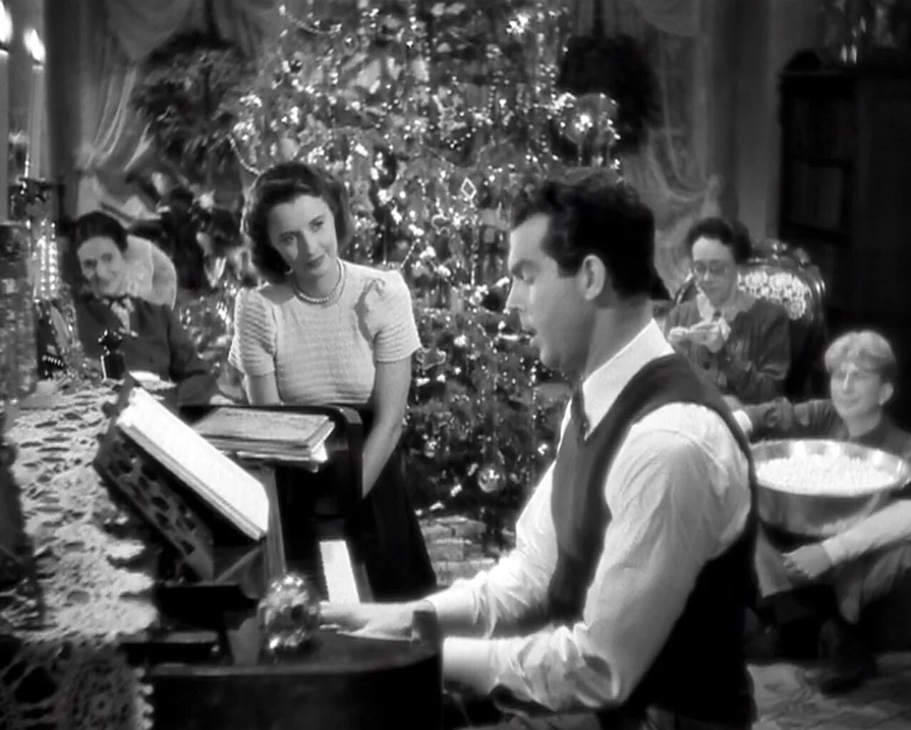 Рождество 1940. Запоминающаяся ночь. Романтический вечер. Романтичный вечер. Это была незабываемая ночь.