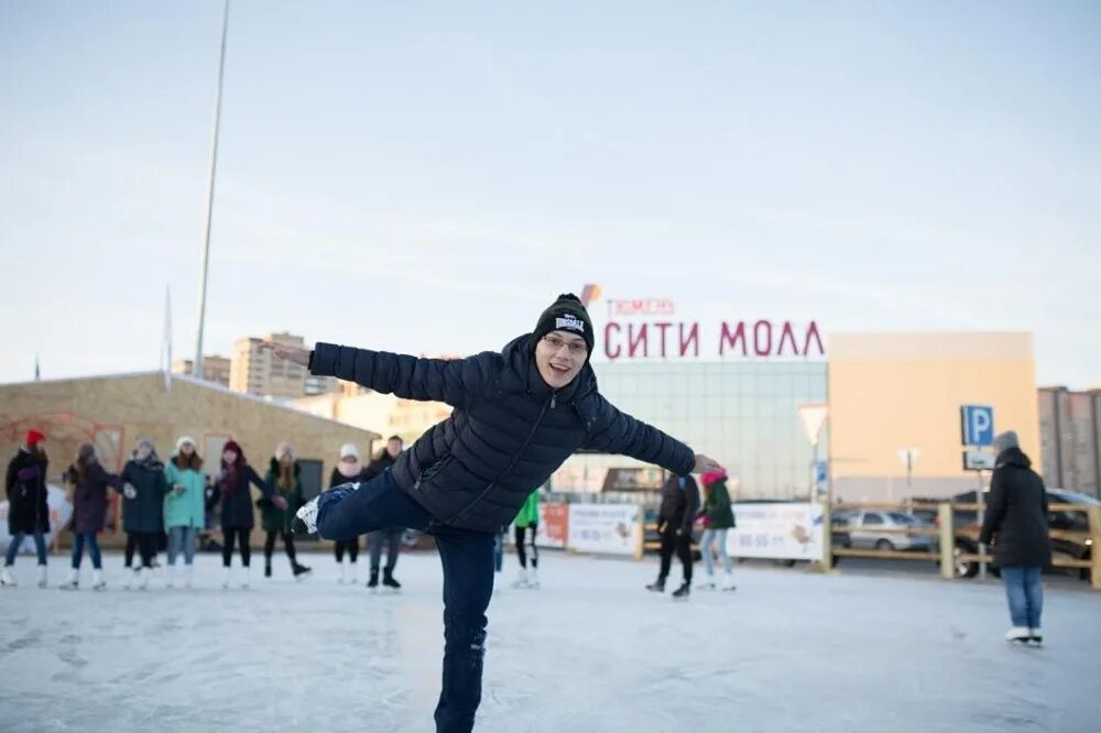 Группы тюмени вконтакте. Звездный полюс каток Тюмень. Звёздный полюс Тюмень горки. Каток Сити Молл Тюмень. Каток у Сити Молла Тюмень.