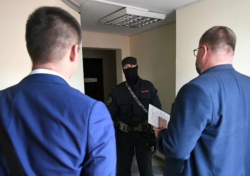 Обыск в квартире. Дверь в квартиру убитые. Комната обыска. Погром в офисе. Обыск жилища.