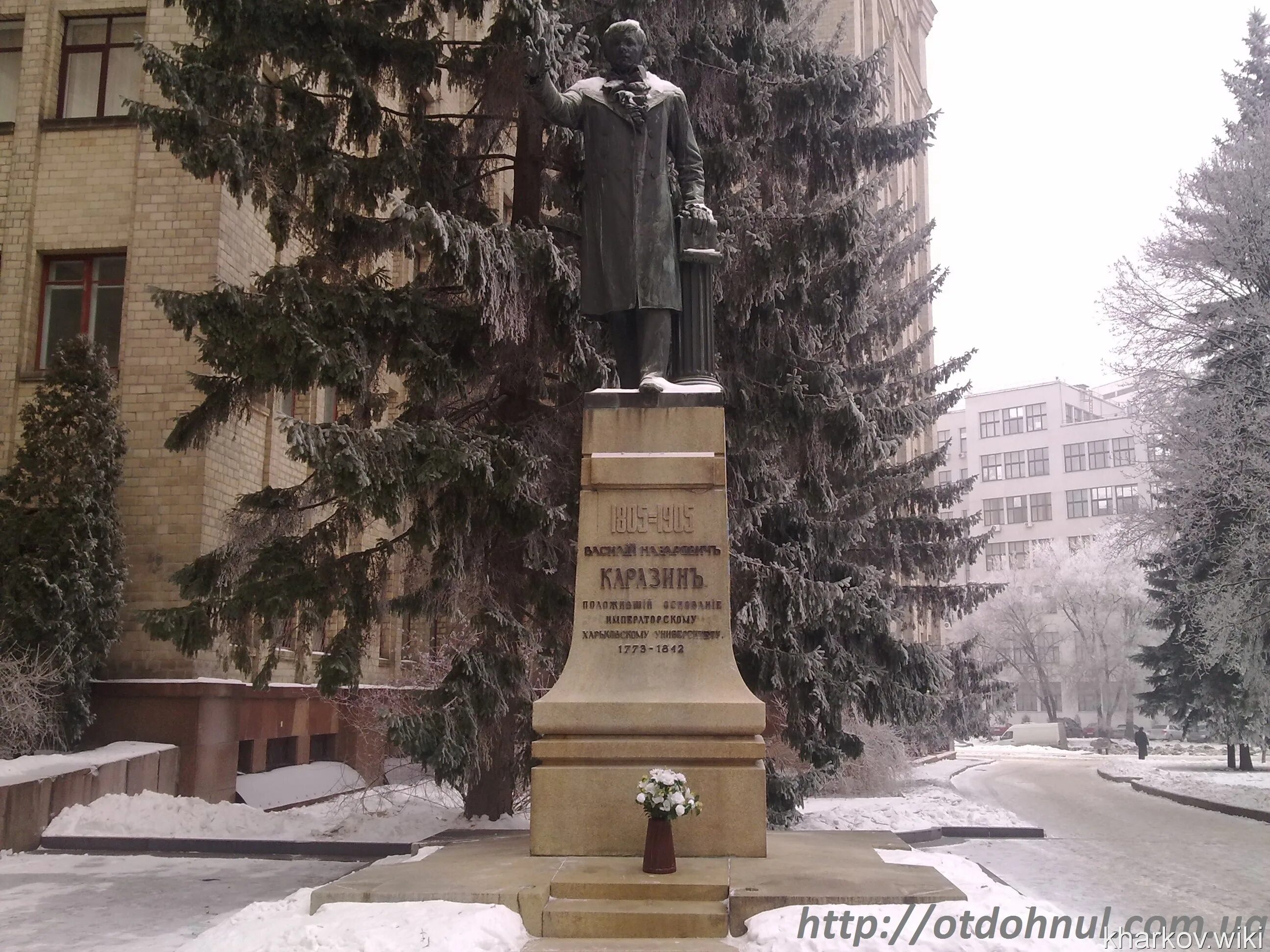 Родись харьков. Харьковский университет Каразина памятник. Памятник Каразину в Харькове. Харьков,университет Каразина возле парка Шевченко. Памятник Харько.