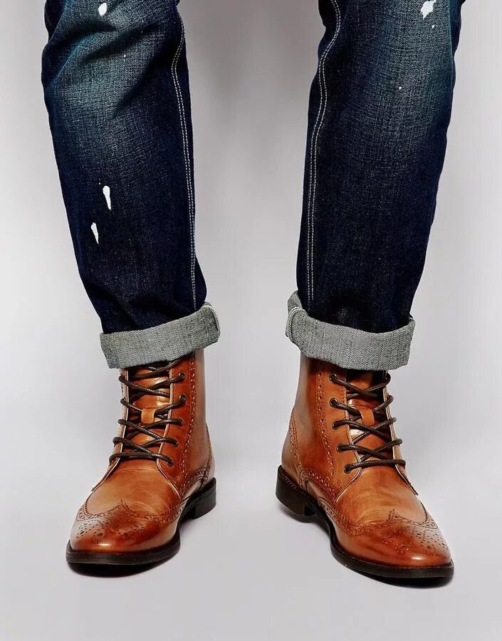 Jeans doblados para hacer lucir las botas. Aquí más recomendacione Ropa hipster 