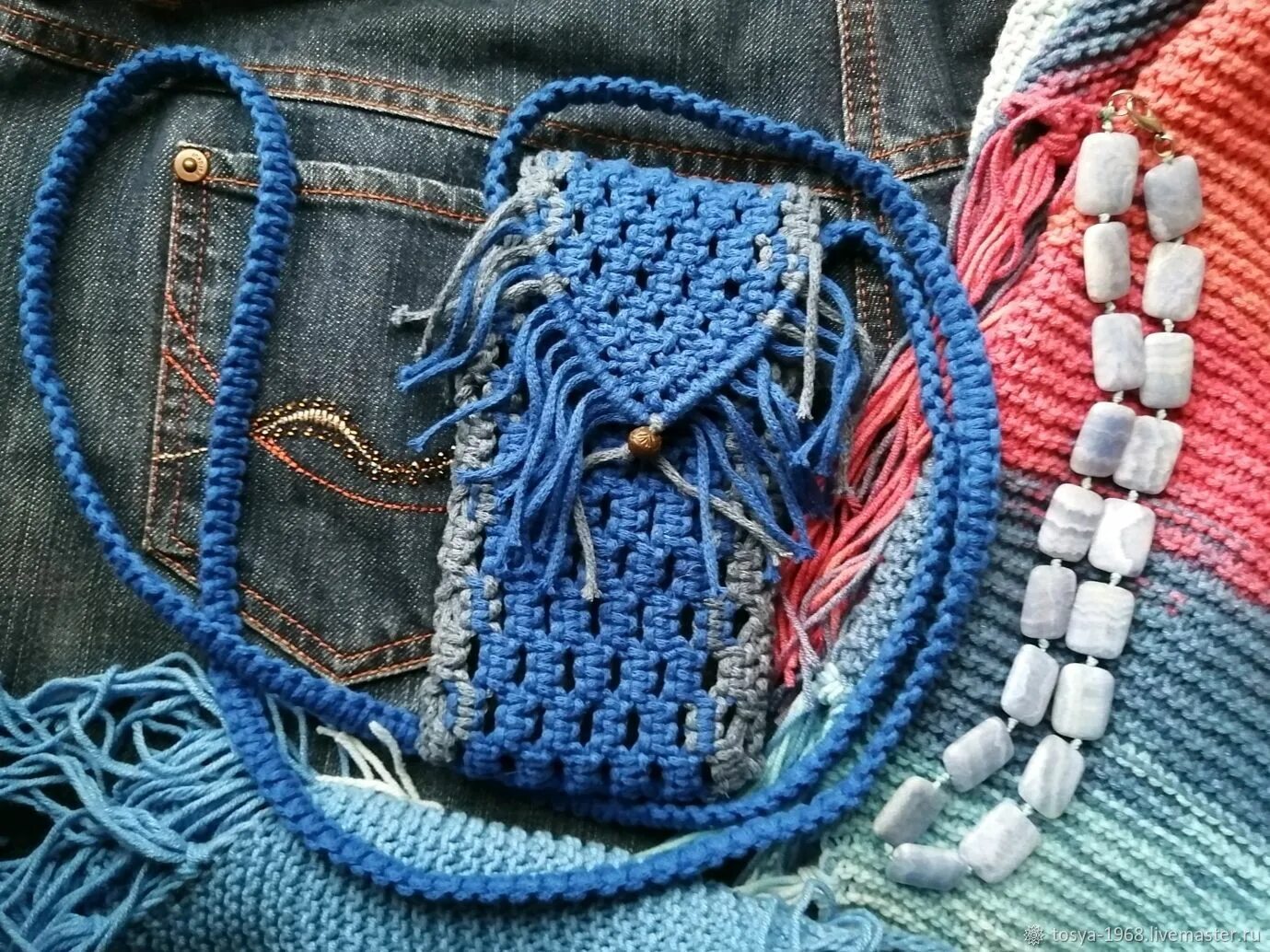 Cумочка-чехол для телефона. Сумка для телефона макраме. Макраме очечник. Сумка для телефона макраме. Чехол для телефона макраме.