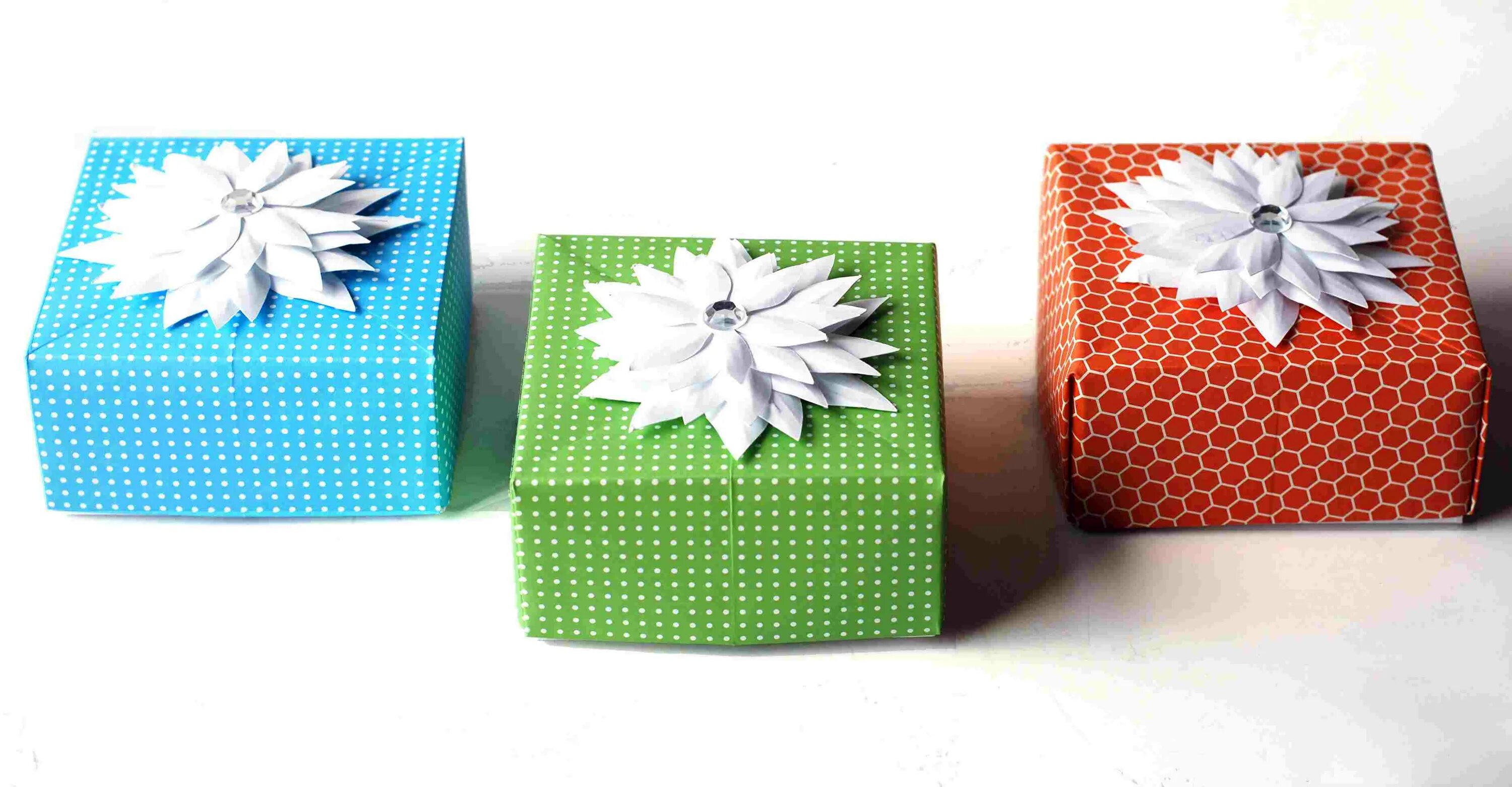 Коробочка для подарка. Украшение коробки для подарка. Оригами упаковка для подарка. Коробочка для украшений.