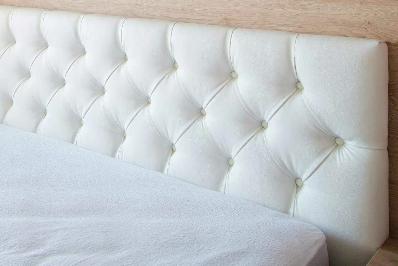 Изголовье кровати. Двухспальный кровать обшита тканью. Спинка кровати. Кровать с мягкой обивкой. Кровать с красивым изголовьем.