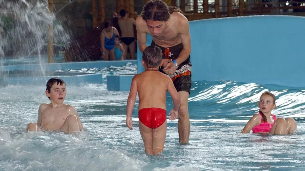 Мальчик в аквапарке. Мальчишки в аквапарке. Ребенок наглотался воды в бассейне.