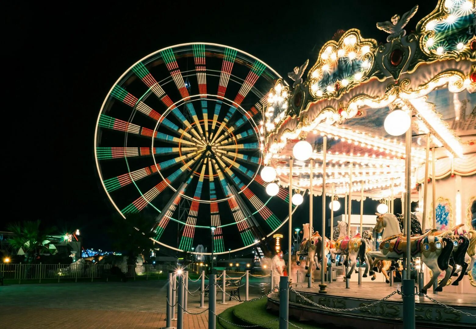 Развлечение 7 букв. Карусель Amusement Park. Диснейленд Шанхай аттракционы. Карусель парк аттракционов ночью. Парк аттракционы карнавал.