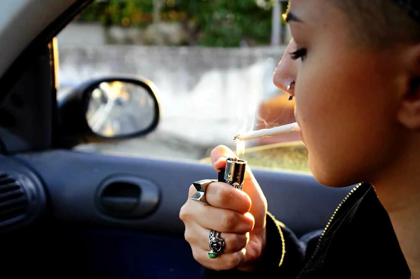 Курит в машине. Курение в автомобиле. Девушка курит в машине. Курящий водитель. Можно курить в такси