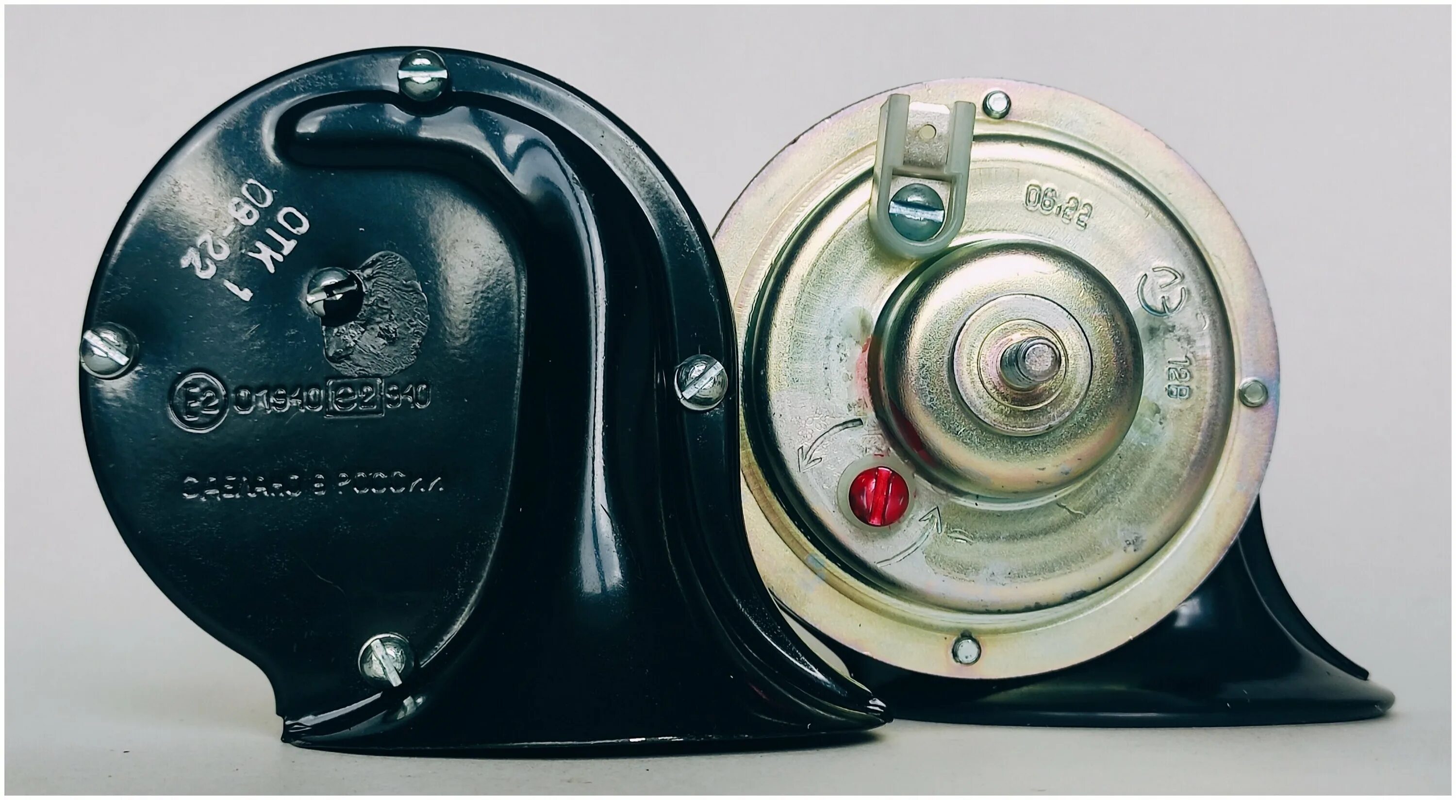 Сигнал звуковой 24в камаз. Клаксон ваз 2106. Сигнал комплект. Штатное место звукового сигнала zzr 400. Сигнал комплект.