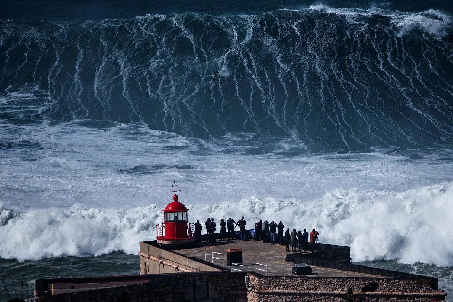 Самая высокая волна. Nazare Португалия. Маяк Назаре Португалия. Шторм Назаре Португалия. Назаре Португалия серфинг.