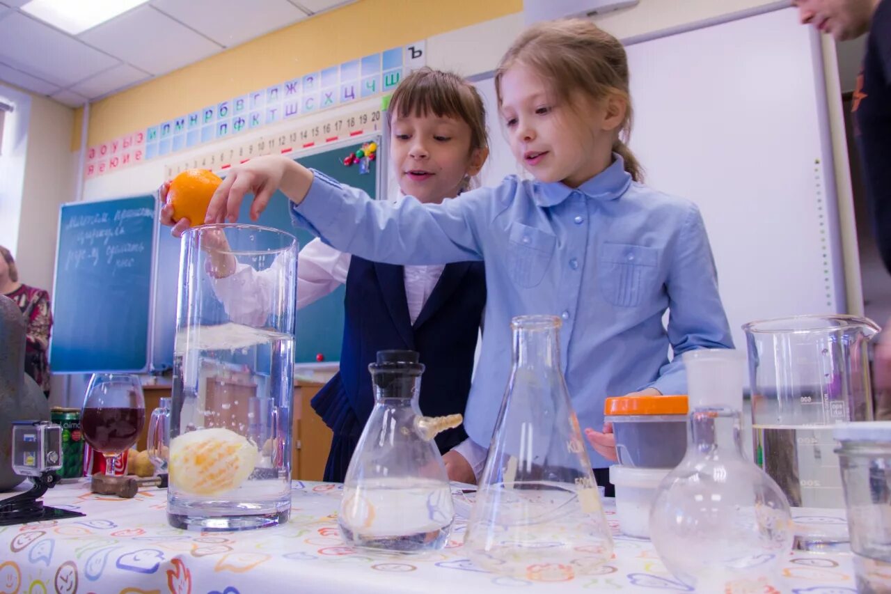 Детские опыты. Эксперименты для дошкольников. Опыты в начальной школе. Дети на уроке химии.