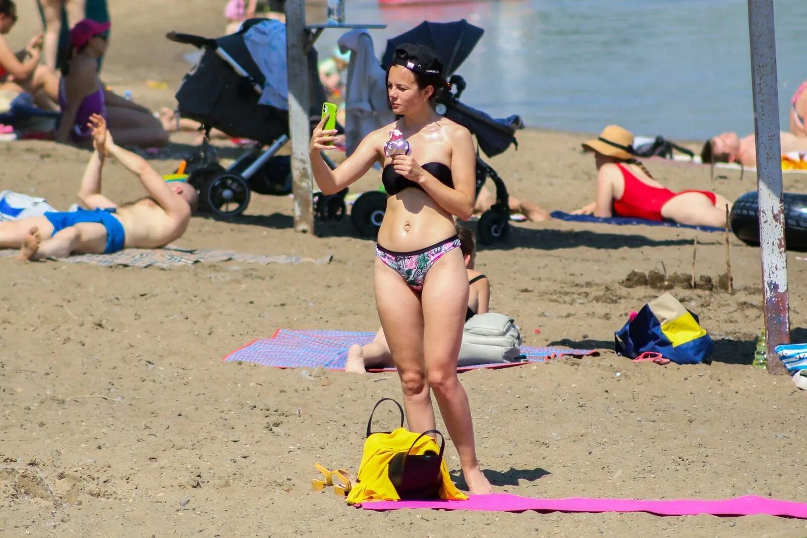 Отдыхающие на пляже. Коктейль на пляже. Жарко на пляже. Лето жара пляж. Пляж жарко.