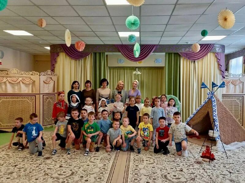 Детсад умка губкинский. Адрес детского сада умка салехард. Дс радость губкинский. Украшение окна 12 июня шарики триколор. День светофора в детском саду старшая.