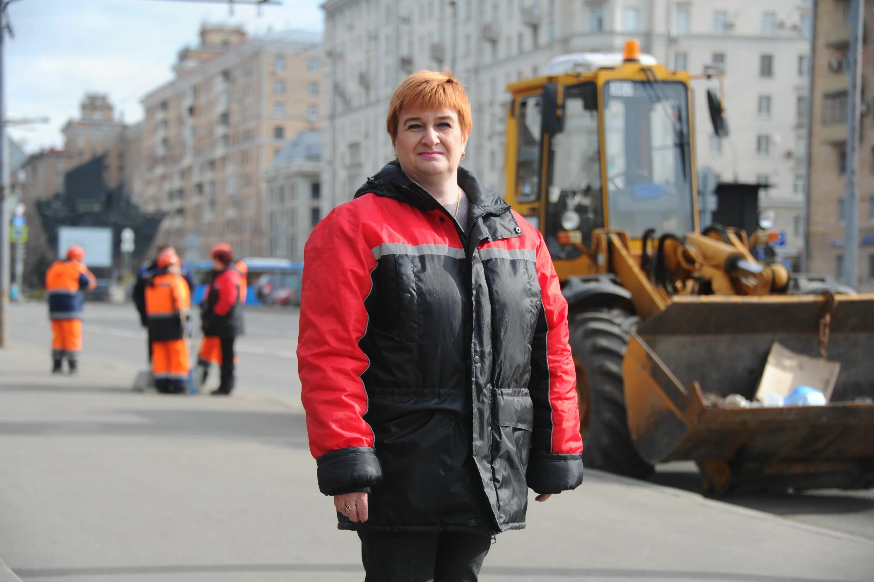 Дорожные рабочие вахта москва 15 15. Спецодежда ГБУ Жилищник. Дорожный рабочий. Дорожный рабочий женщина.