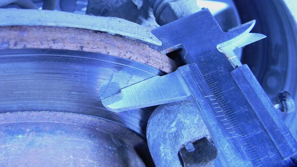 Измерение износа тормозного диска штангенциркулем с глубиномером (колумбус). - Y
