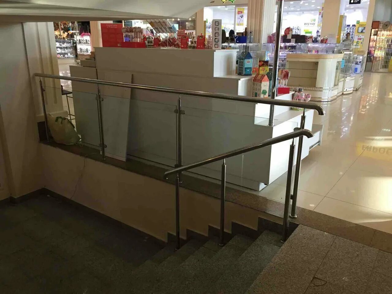 Ограждение из нержавеющей стали с деревянным поручнем. Ограждение для инвалидов d50. Стеклянные ограждения в торговых центрах. Стеклянное ограждение лестниц в тц. Ограждение лестниц общественных зданий.