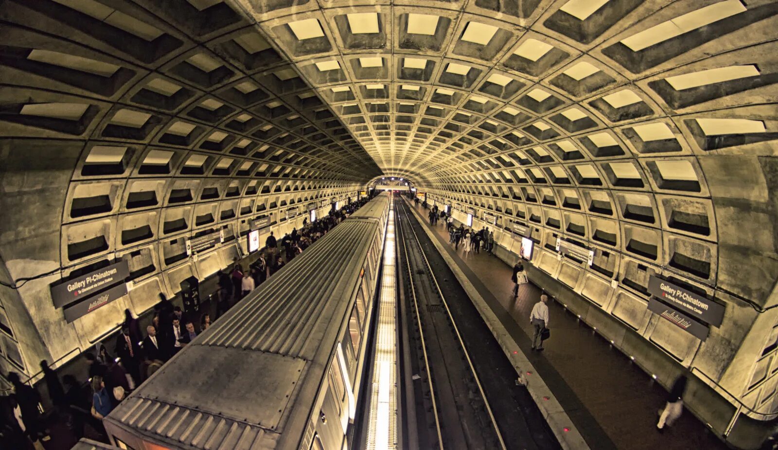 Станция метро Броневая. Станция метро Броневая СПБ. Washington DC метро. Метро Вашингтона поезда.