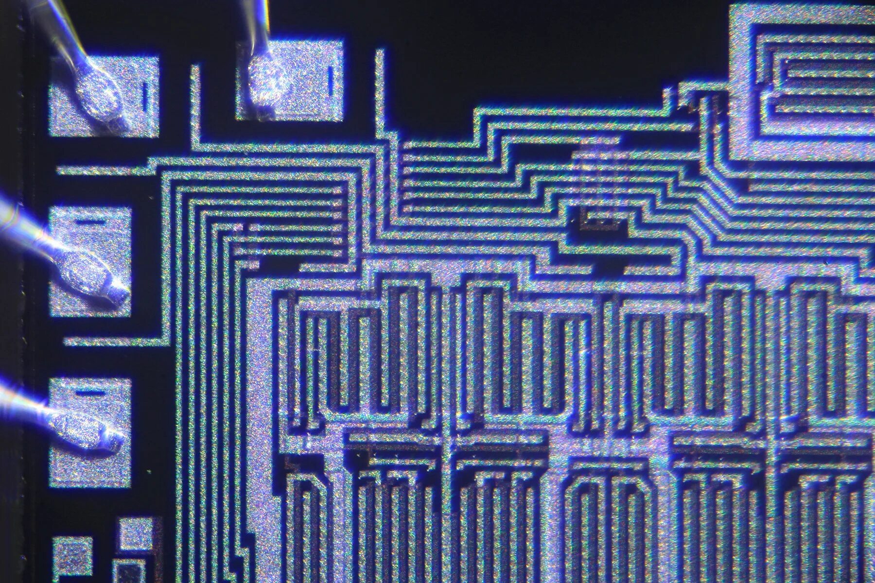 Микросхема под. Кристалл процессора i9 под микроскопом. Stm32 процессор под микроскопом. Кремниевый транзистор на процессоре. Разварка кристаллов микросхем.