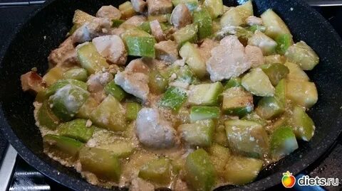 Тушеные кабачки с грудкой