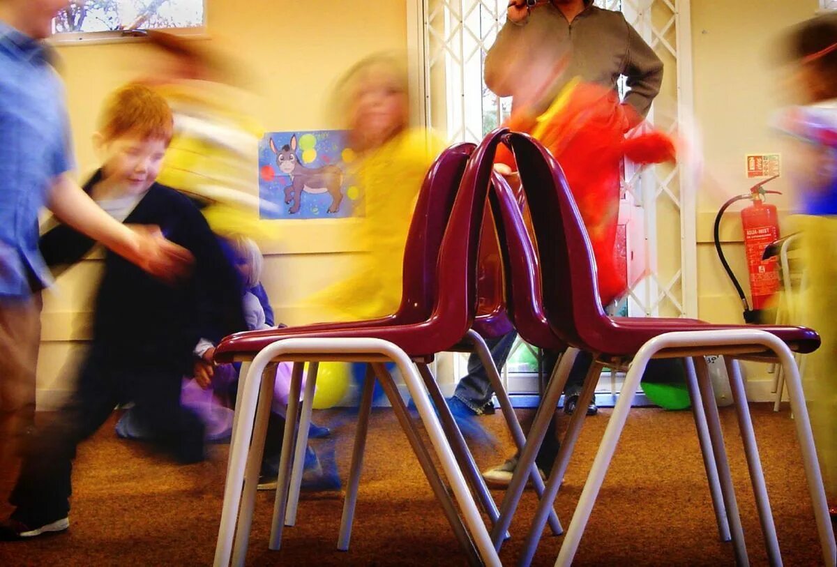 Musical Chairs игра. Игра стулья для детей. Стулья для школы. Дети бегают вокруг стульев.