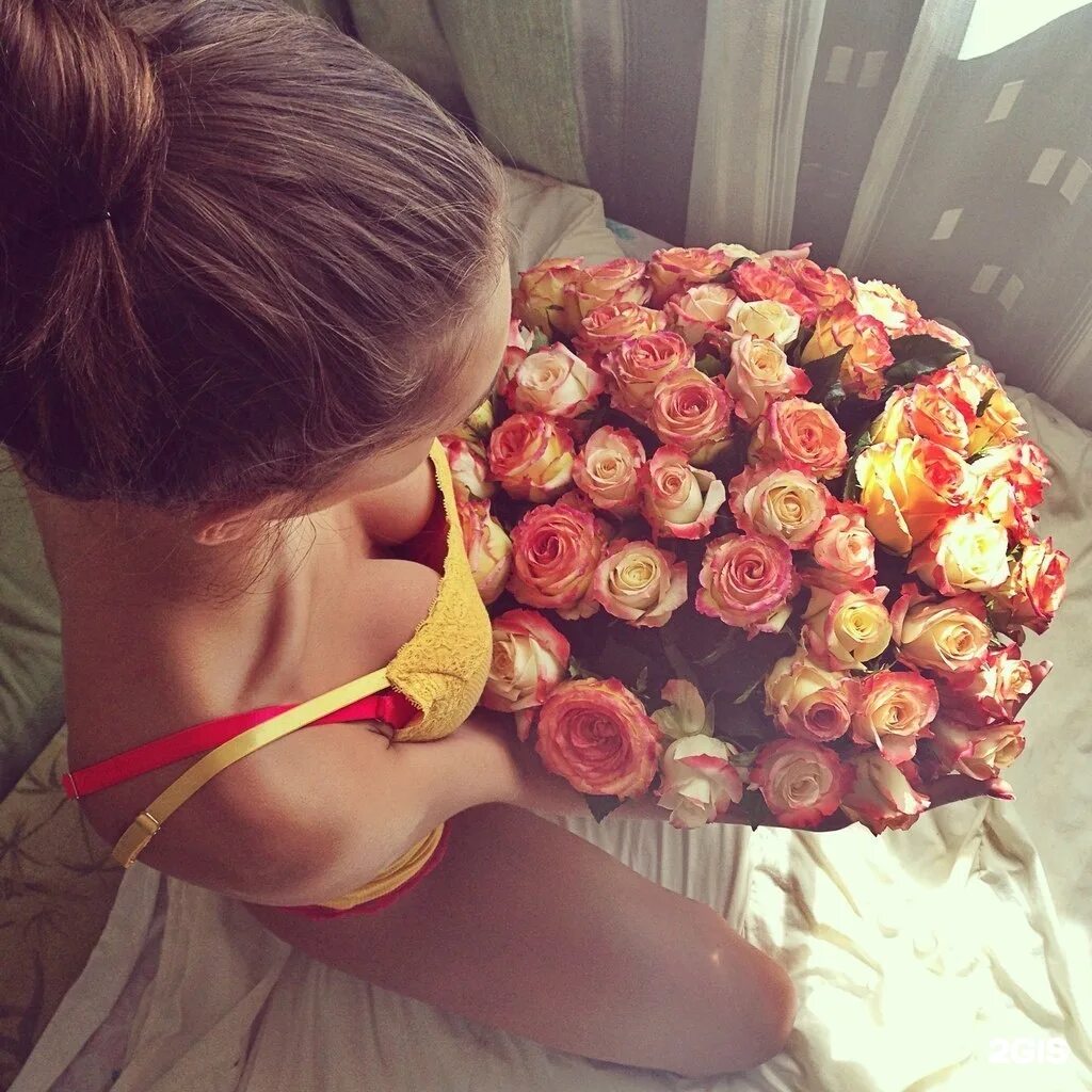Отправил девушке цветы. Букет цветов для девушки. Девушка с букетом роз. Красивое селфи с букетом. Красивый букет роз для девушки.