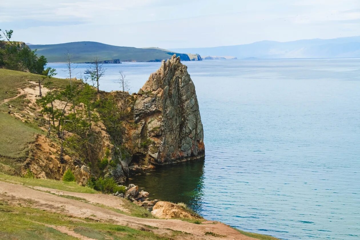 Большой остров байкала. Остров Ольхон на Байкале. Скала Шаманка на острове Ольхон. Шаманка Байкал Ольхон. Ольхон Байкал достопримечательности.
