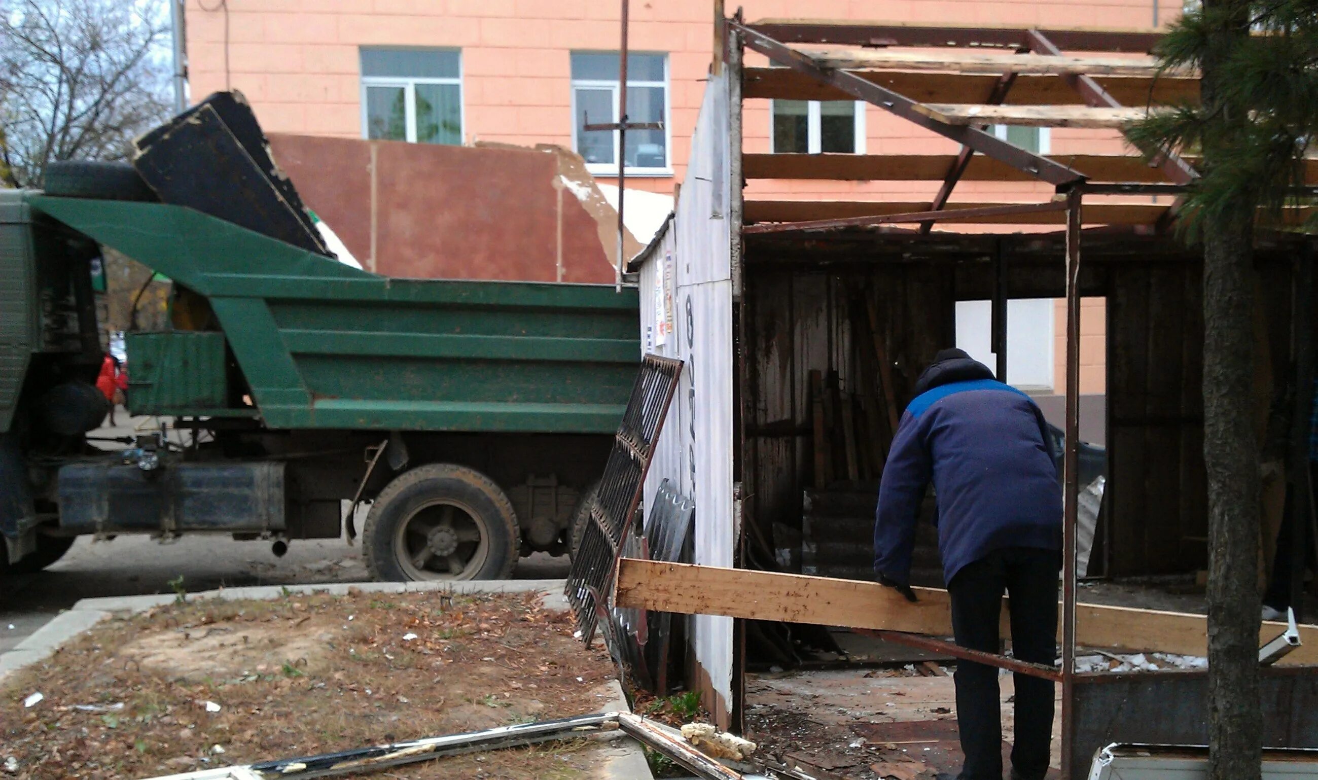 Разобрать и вывезти старый дом. Демонтаж старого дома.