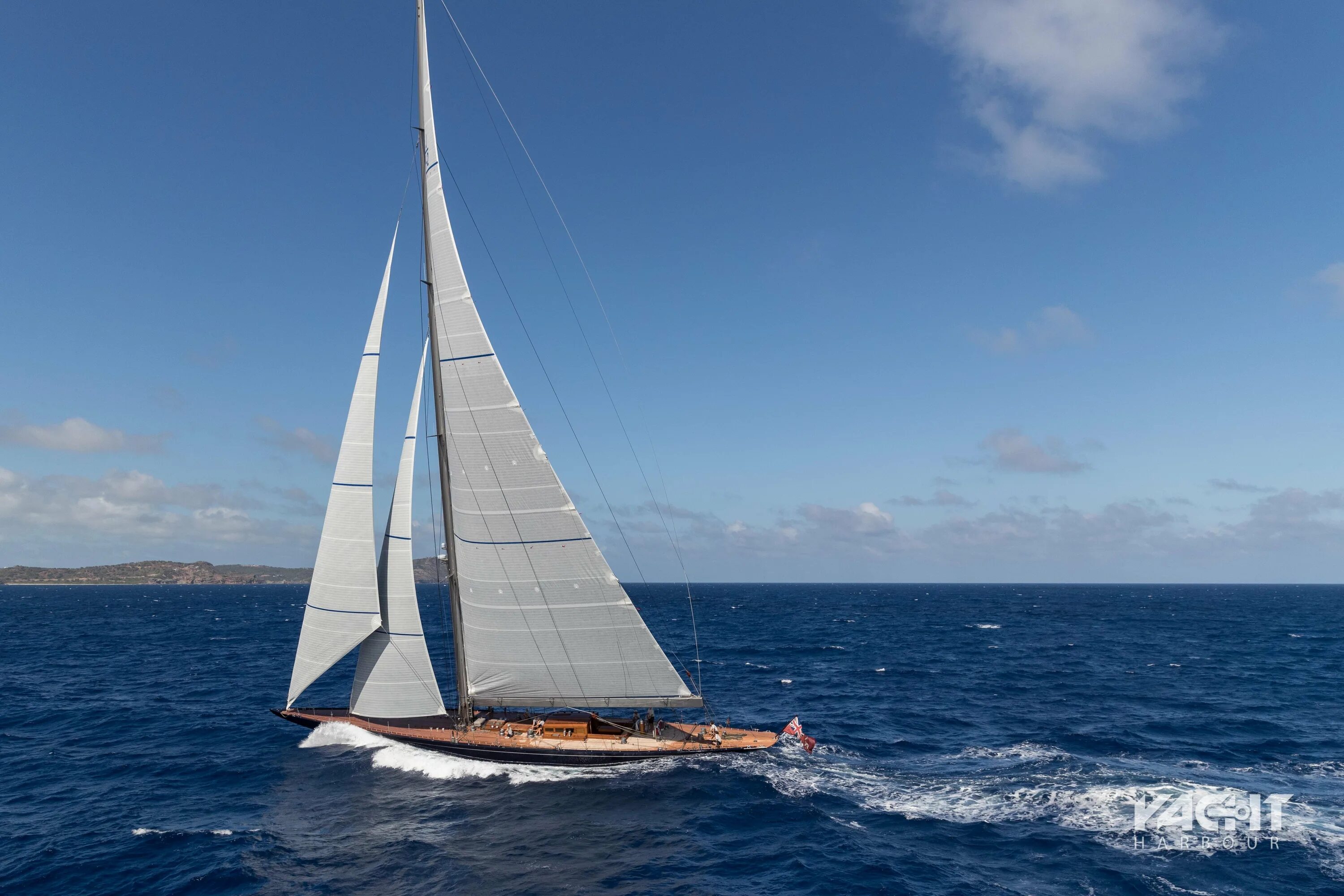 Мана проджект. Яхта парусная 1950. Парусная лодка. Элан 1 яхта швертбот. Парус на лодке.