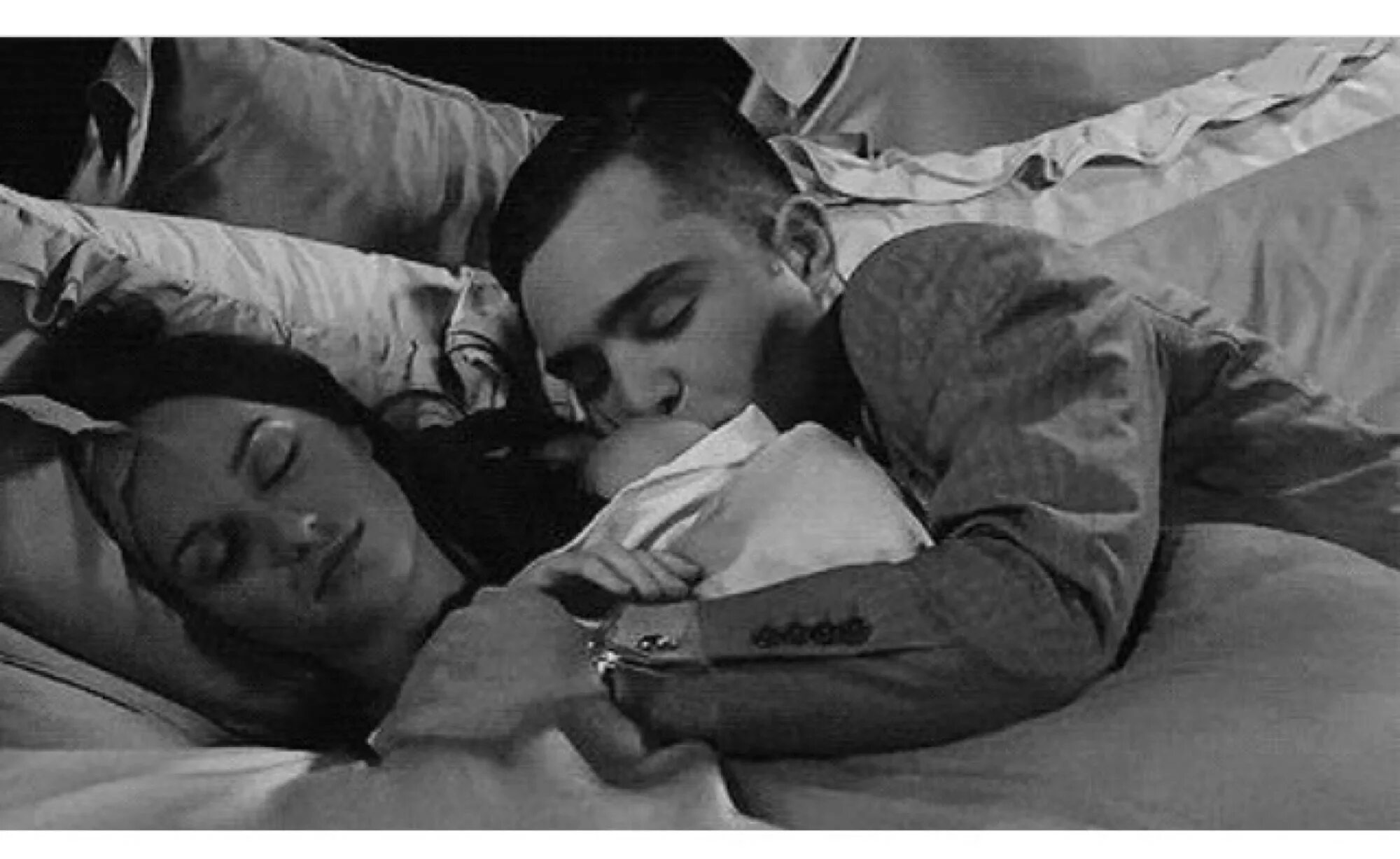 Девушка трогает спящего парня. Обнимаются в кровати гиф. Парень укрывает девушку. Укрывает одеялом девушку. Поцелуи в кровати.