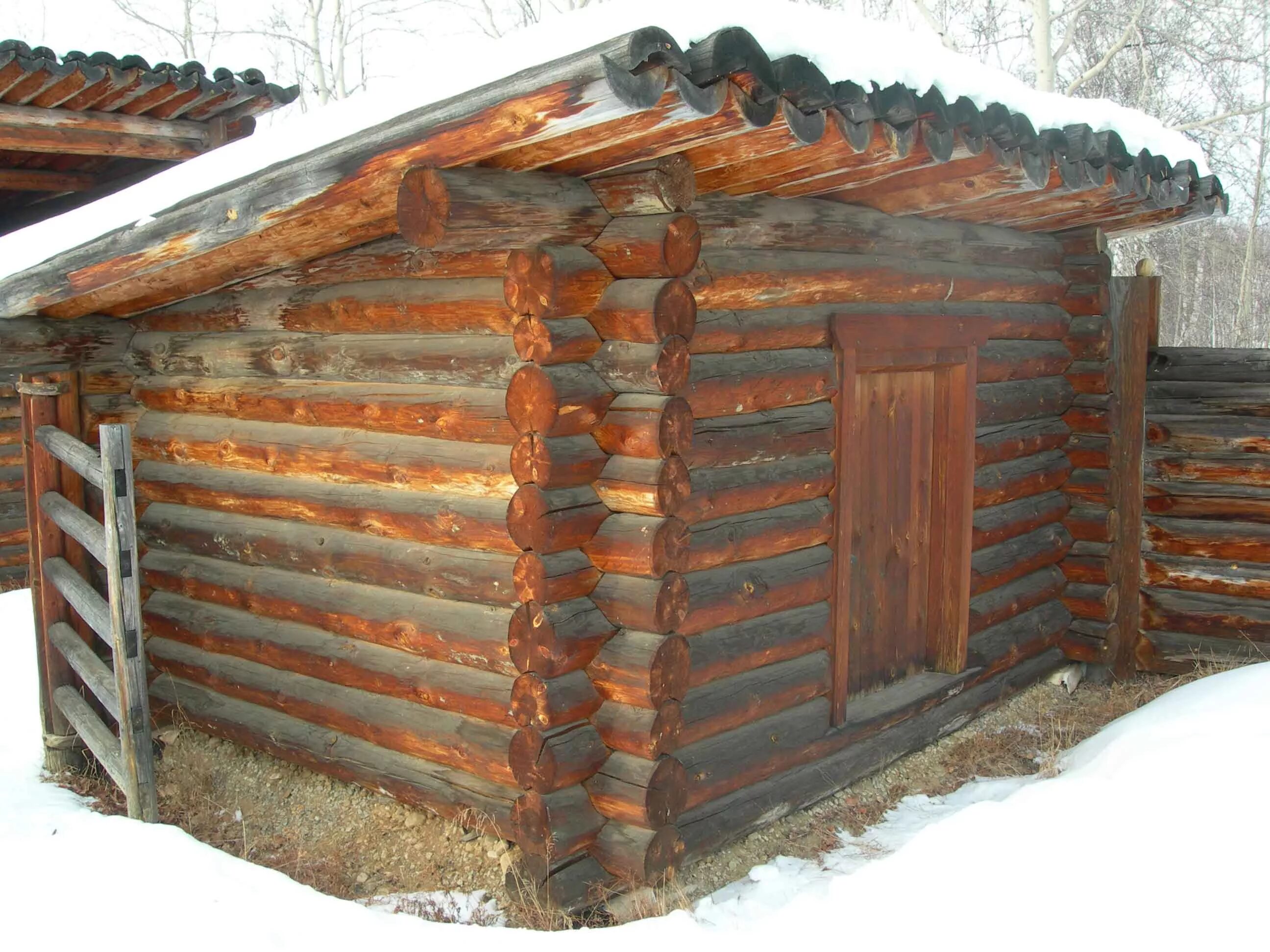 Хозблок из бревна