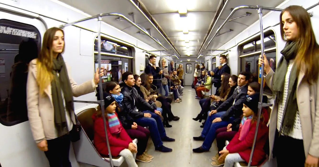 Люди в метро. Люди едут в метро. Люди в вагоне метро. Вагон метро.